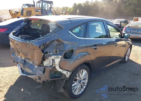 2015 Ford Focus Titanium z USA, uszkodzony, nr VIN 1FADP3N21FL228479